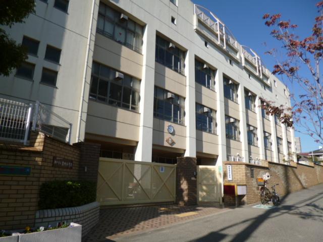 Primary school. About 5 minutes walk 400m to Miyagawa Elementary School