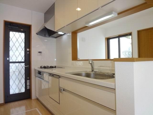 Kitchen. First floor kitchen. Water purifier built-in shower faucet ・ Dish washing dryer with system Kitchen. 
