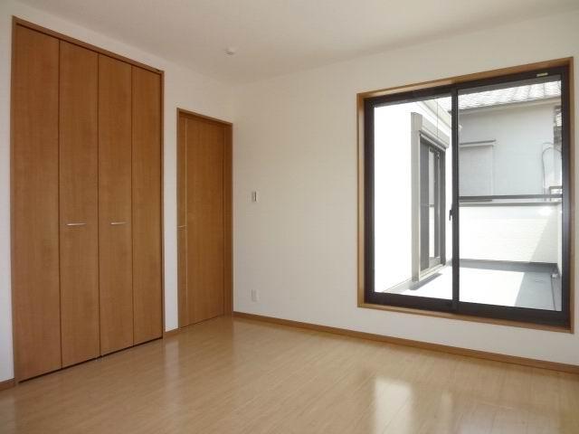 Non-living room. 2 Kaiyoshitsu 7 Pledge. bay window ・ balcony ・ With closet. Is yang This good at MinamiMuko. 
