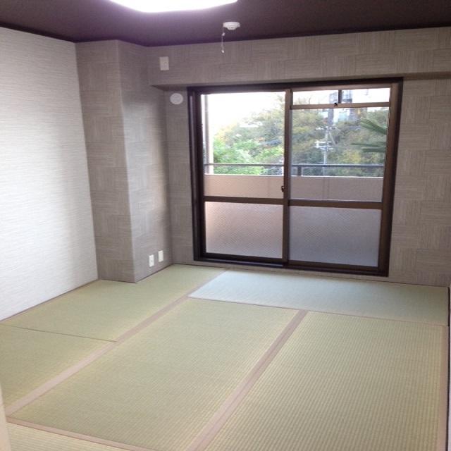 Non-living room. It is a Japanese-style room part.