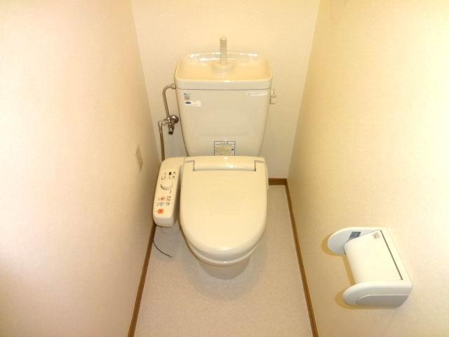 Toilet. Second floor toilet. Shower toilet. 3 Kaiyoshitsu 5.7 Pledge. With closet. Is a cross stuck Kawasumi.