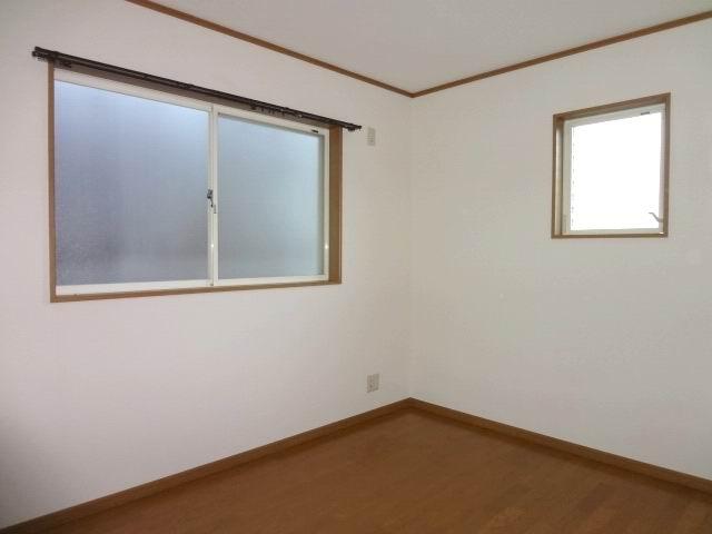 Non-living room. 3 Kaiyoshitsu 5.2 Pledge. Two-sided lighting. With closet. Is a cross stuck Kawasumi.