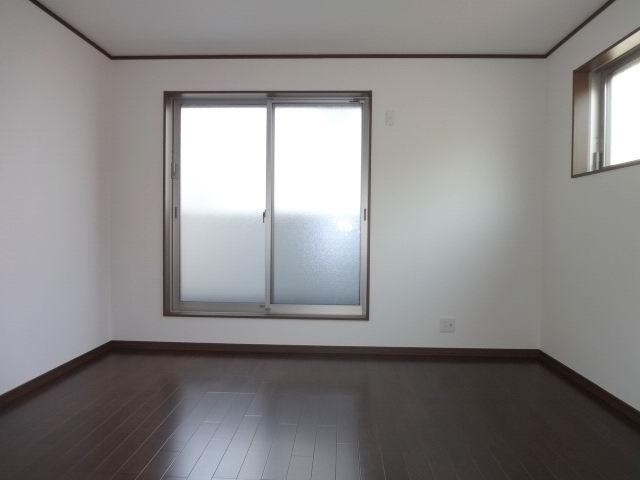 Non-living room. 2 Kaiyoshitsu 8 pledge. Two-sided lighting. Electric shutter shutters ・ closet ・ A balcony.