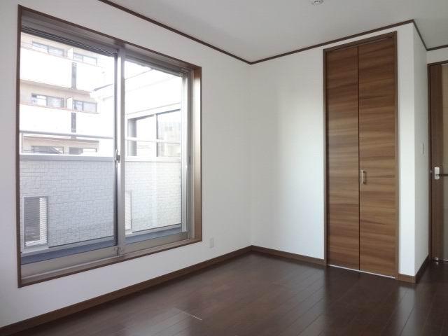 Non-living room. 2 Kaiyoshitsu 6.5 Pledge. Two-sided lighting. Electric shutter shutters ・ closet ・ A balcony. 