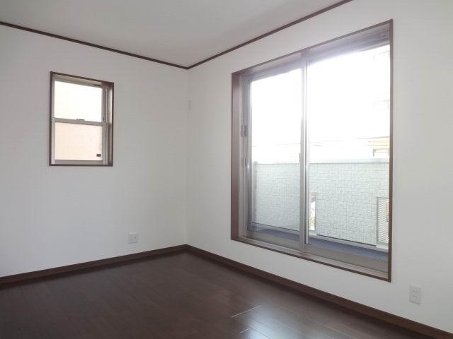 Non-living room. 2 Kaiyoshitsu 6.5 Pledge. Two-sided lighting. Electric shutter shutters ・ closet ・ A balcony