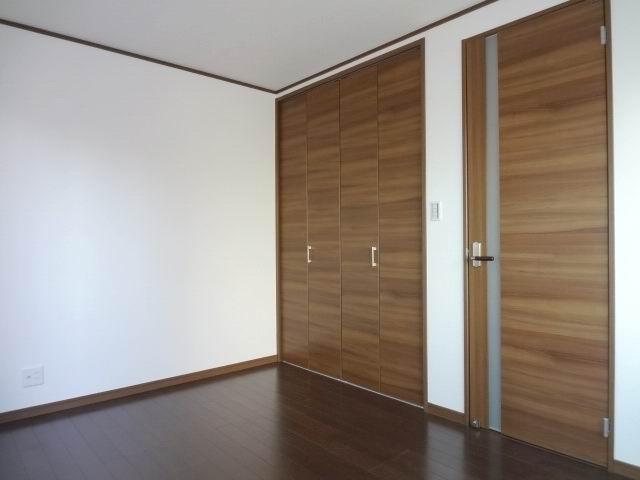 Non-living room. 2 Kaiyoshitsu 6 Pledge. Two-sided lighting. Electric shutter shutters ・ closet ・ A balcony. 