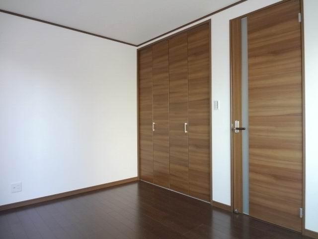 Non-living room. 2 Kaiyoshitsu 6 Pledge. Two-sided lighting. Electric shutter shutters ・ closet ・ A balcony.