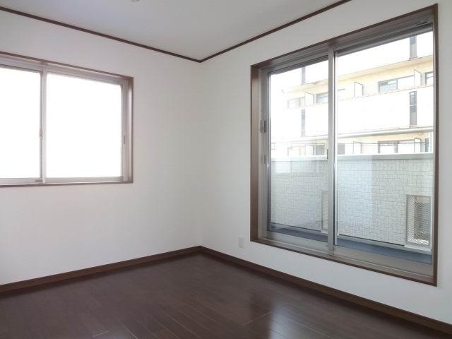 Non-living room. 2 Kaiyoshitsu 6 Pledge. Two-sided lighting. Electric shutter shutters ・ closet ・ A balcony. 