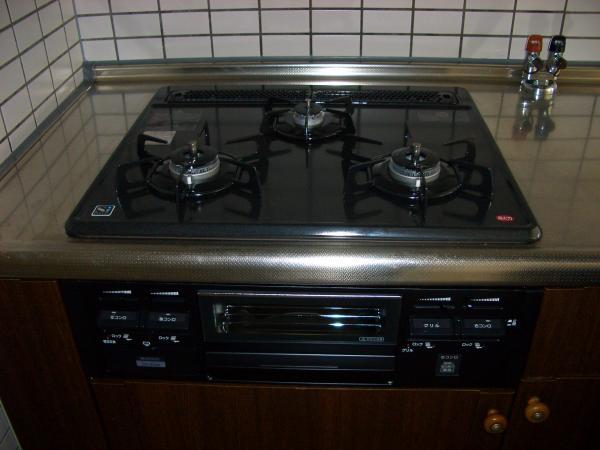 Kitchen. Preparation of food in 3-burner stove also efficiently!