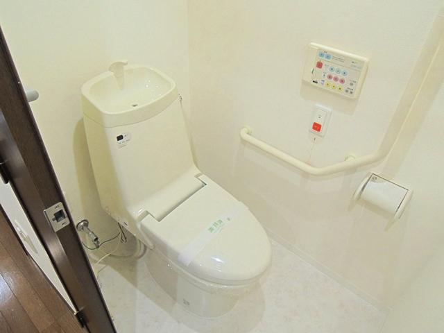 Toilet. Indoor (11 May 2013) Shooting