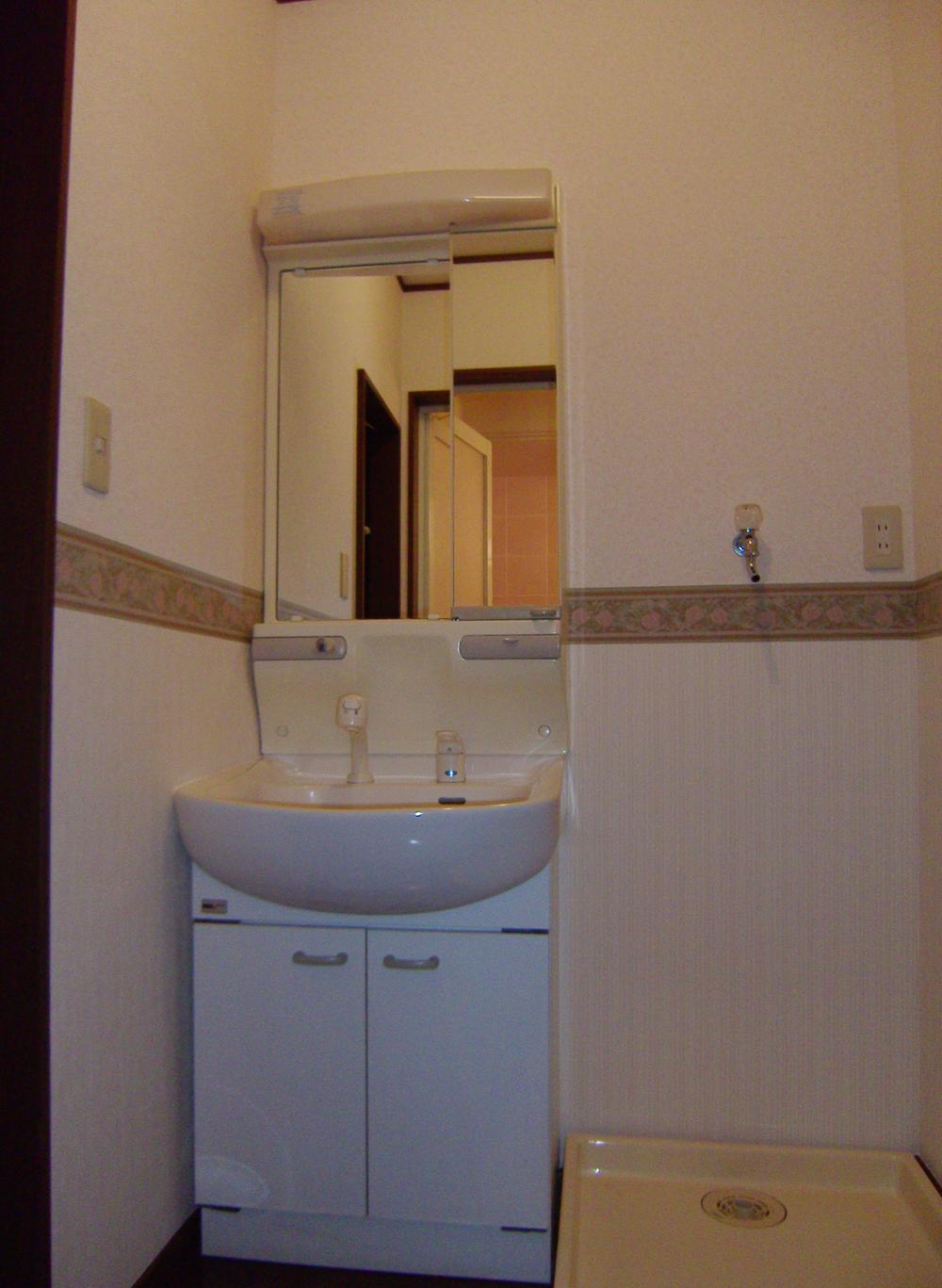 Wash basin, toilet. Vanity is equipped with a two-sided mirror