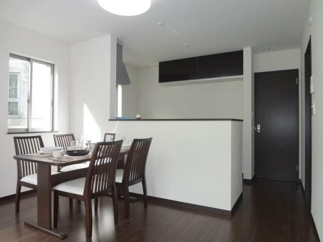 Living. First floor dining. LDK14 Pledge. It is a popular face-to-face kitchen to wife. 