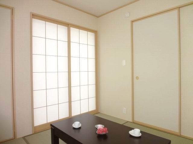 Non-living room. First floor Japanese-style room 4.5 Pledge. With closet. It is a two-sided lighting. 