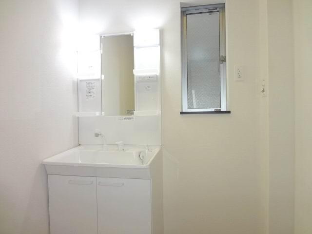 Wash basin, toilet. First floor powder room. Shampoo dresser. 