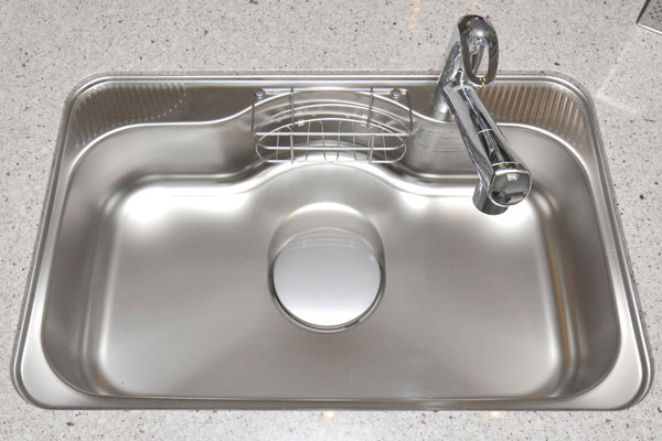 Kitchen.  [Quiet specification wide sink] In quiet specification wide sink to suppress it is water sound, It is with a convenient detergent pocket (same specifications)
