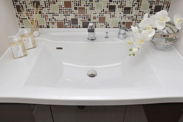 Bathing-wash room.  [Artificial marble counter-integrated bowl] Square bowl of stylish design is integrated with artificial marble counter (same specifications)