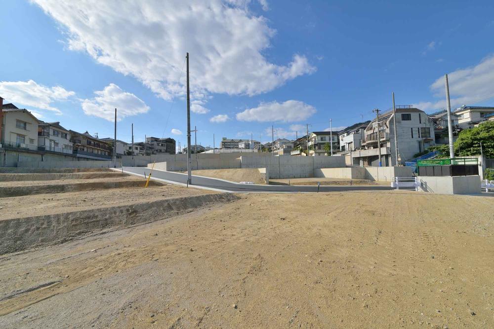 Local photos, including front road. Local (11 May 2012) shooting The sky is wide without any tall building.  Upland, Since the terraced construction of the land plan, Daylighting ・ ventilation ・ Open feeling good of good partition number. 