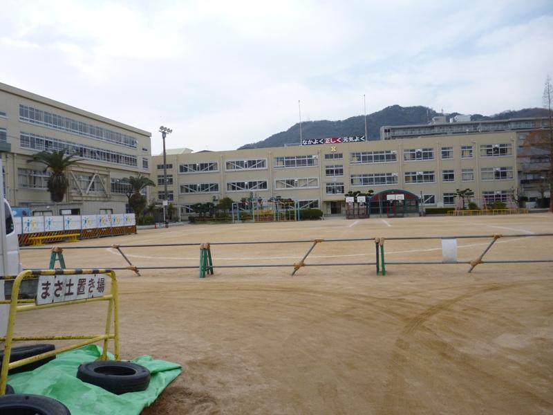 Primary school. 320m to the pond elementary school in Kobe City ranked fifth