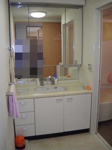 Wash basin, toilet. Indoor (12 May 2013) Shooting