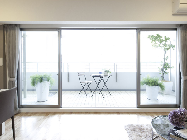 Living.  [Center open sash] living ・ Sash center of the dining leads to a sense of unity with the balcony being able to open, Adopt a center open sash open-minded comfort spreads ( ※ Except for some. Same specifications)