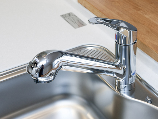 Kitchen.  [Faucet integrated water purifier] Kitchen faucet adopts a hand shower type of telescopic the water purifier built-in nozzle. At the touch of a button of switching, You can use the delicious water in a clean (same specifications)