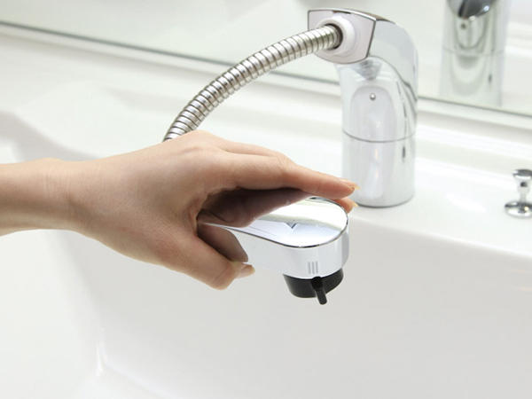 Bathing-wash room.  [Single-lever type shampoo shower faucet] The faucet of the wash room, Adoption of a single-lever mixing faucet adjustment of the hot water temperature can be carried out smoothly (same specifications)
