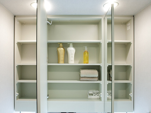 Bathing-wash room.  [Three-sided mirror back storage] The mirror behind the convenient wide three-sided mirror to check the make-up and grooming, Installing the storage space. You can clean tidy small items such as toiletries and cosmetics (same specifications)