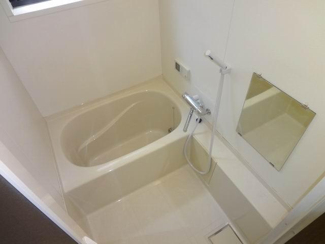 Bathroom. First floor bathroom. shower ・ Curran is already replaced.