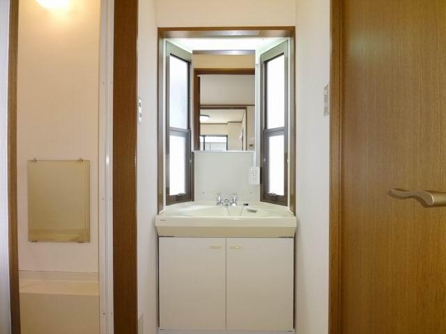 Wash basin, toilet. First floor powder room. cross ・ Is a floor tile stuck Kawasumi.