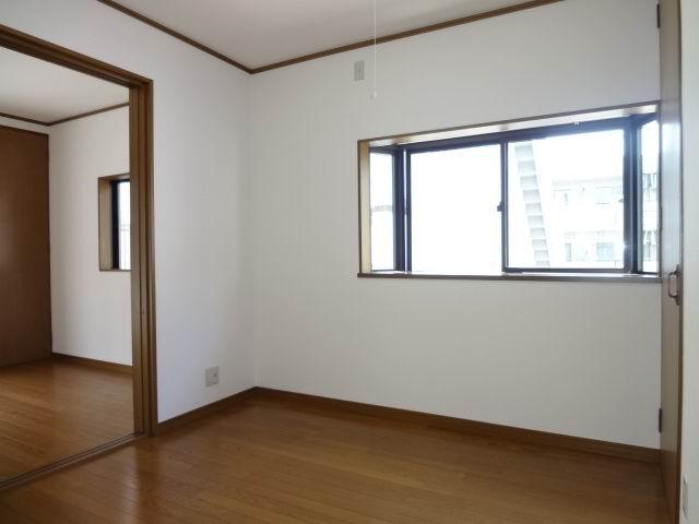 Non-living room. 2 Kaiyoshitsu 4.5 Pledge. Things input ・ With bay window. Is a cross stuck Kawasumi.