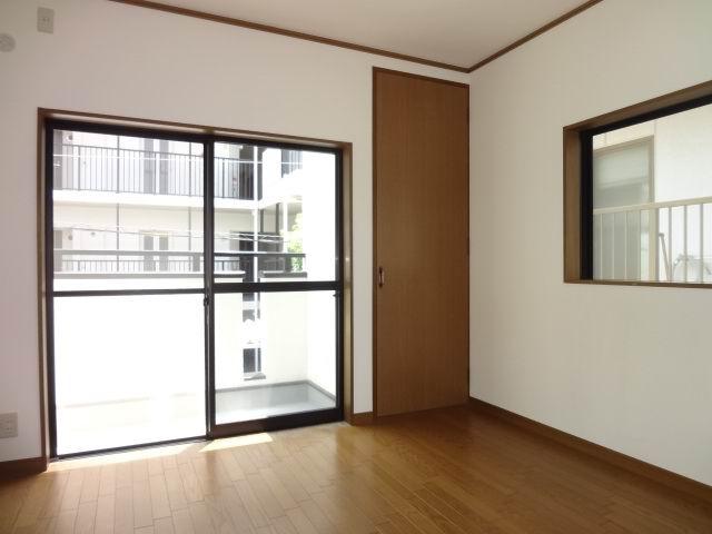 Non-living room. 2 Kaiyoshitsu 5.5 Pledge. balcony ・ With closet. Yang This good at MinamiMuko. Is a cross stuck Kawasumi.