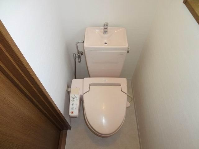 Toilet. First floor toilet. Shower toilet. cross ・ Is a floor tile stuck Kawasumi.