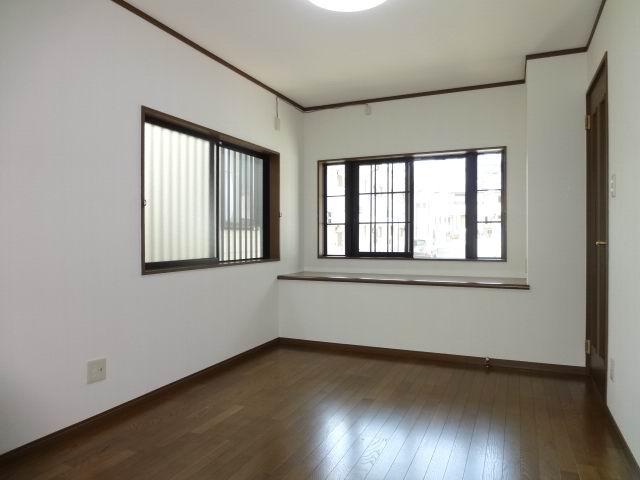 Living. The first floor living room. LDK12.5 Pledge. bay window. With counter. Is a cross stuck Kawasumi.