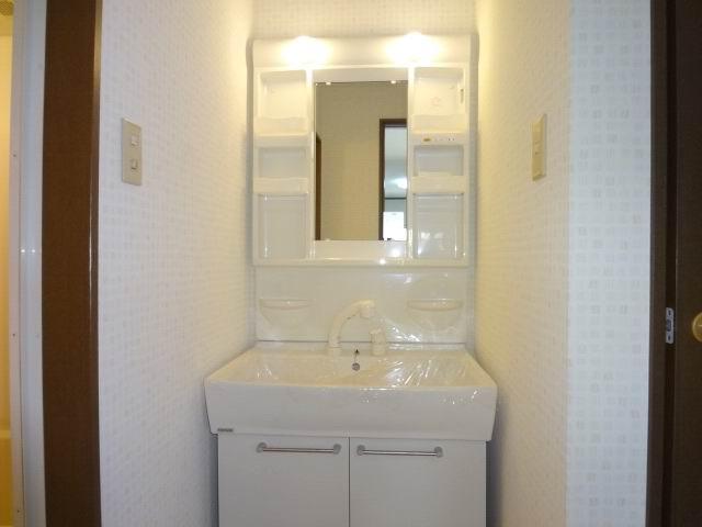 Wash basin, toilet. First floor powder room. Shampoo dresser already replaced. cross ・ CF Hakawa is settled.