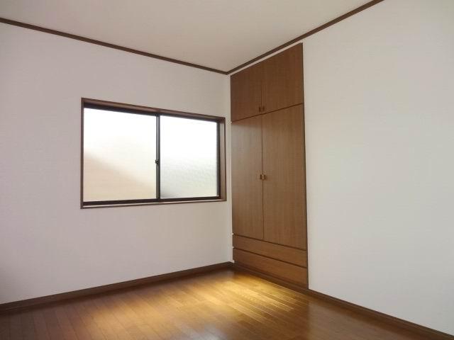 Non-living room. 2 Kaiyoshitsu 6 Pledge. Two-sided lighting. With closet. It is a cross-Hakawa.