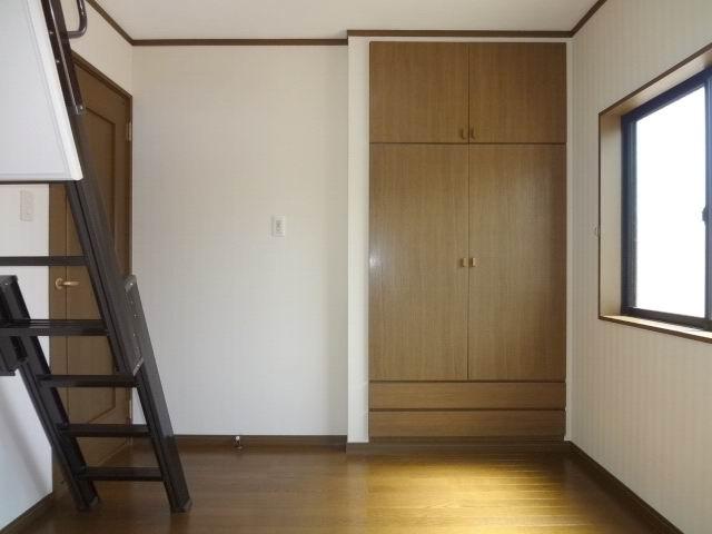 Non-living room. 2 Kaiyoshitsu 4.4 Pledge. With closet. It is a cross-Hakawa.