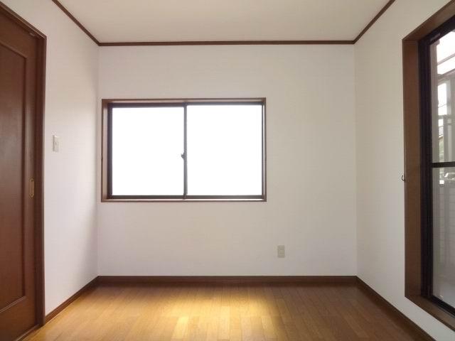 Non-living room. 2 Kaiyoshitsu 5.75 Pledge. Two-sided lighting. Balcony. It is a cross-Hakawa.
