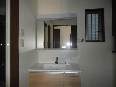 Wash basin, toilet. Three-sided mirror storage enhancement