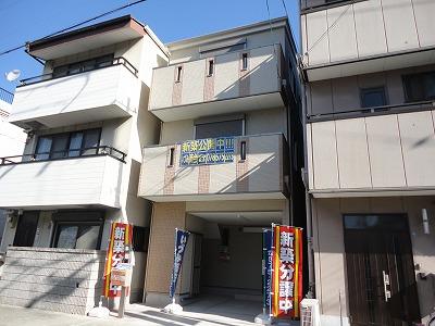 Local appearance photo. Front road widely garage is Easy.