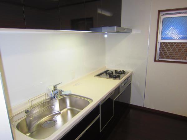 Kitchen. With floor heating in winter also in the kitchen also stand in the kitchen does not bother.