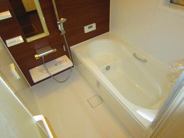 Bathroom. You can relax in the large bathroom.  Bathroom heater is comfortable regardless of the season. 
