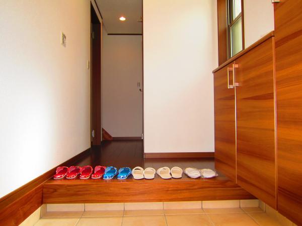 Entrance. Since the wide entrance of, It will not be stepping on the shoes.