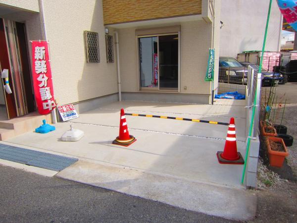 Parking lot. You can park two cars.  I Or, you can call the acquaintance also feel free to. 