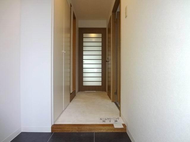 Entrance. Entrance hall. Floor tiles ・ cross ・ Carpet Hakawa is settled.