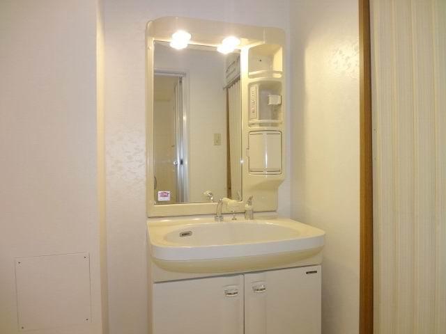 Wash basin, toilet. Powder Room. Shampoo with Dresser. Is a cross stuck Kawasumi.