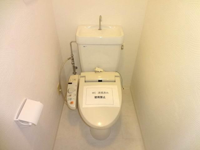 Toilet. toilet. It is with a bidet.