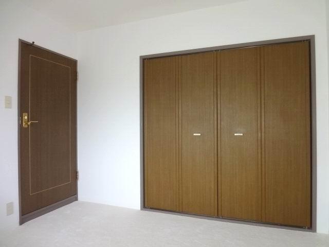 Non-living room. Western-style 5.3 Pledge. With closet. cross ・ Carpet Hakawa is settled.