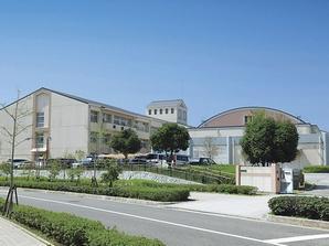 Ibuki is a 5-minute walk to walk the residential area to the east elementary school. I can easily commute even at this distance if the lower grades