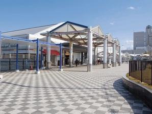 Spacious spread Rotary west Jinnan Station. Commercial facilities are enriched in front of the station