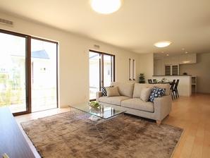 Directed the spread wall of white-friendly pale color of the flooring to the eye, Carefree space of the former, such as go on to the outside of the window, Green, big garden. There is a wash room and bathroom to the kitchen side, Smooth likely also increase housework efficiency by the flow line